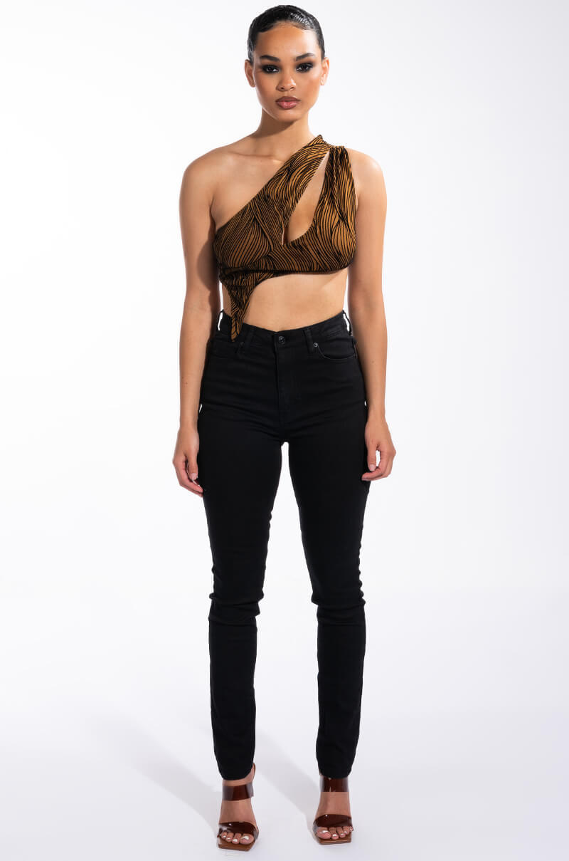 THEY AIN'T READY ONE SHOULDER CUTOUT CROP TOP